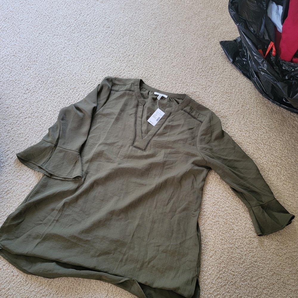Flutter sleeve v neck